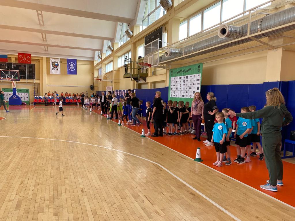 В Василеостровском районе состоялся мини-фестиваль по баскетболу «Озорной мяч»